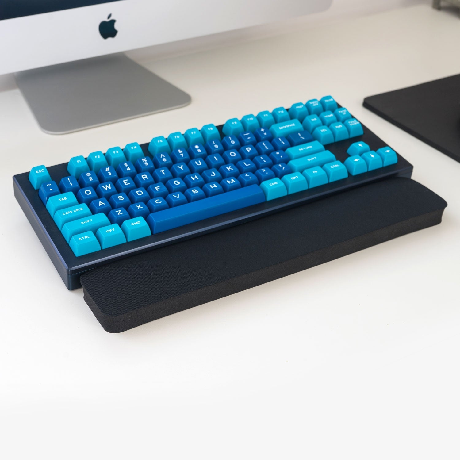 Apos Audio Grifiti Fat Wrist Pad Grifiti Fat Wrist Pad 14 Inch Wrist Rest for Tenkeyless or TKL Mechanical Keyboards Black Poly / 14 x 2.75 x 0.75