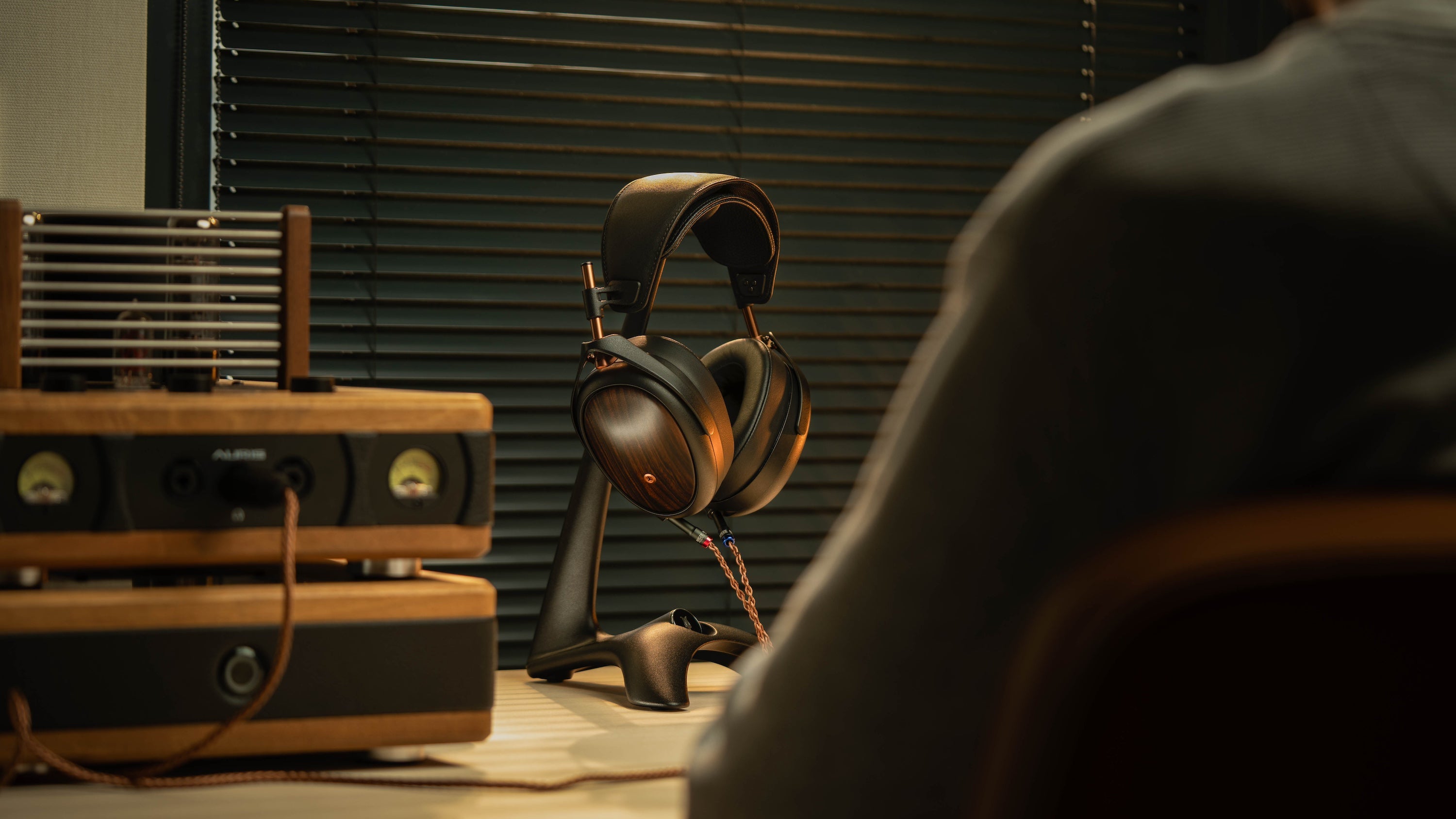 Apos Audio Meze Audio Headphone Meze LIRIC II Closed-Back Planar Magnetic Headphone