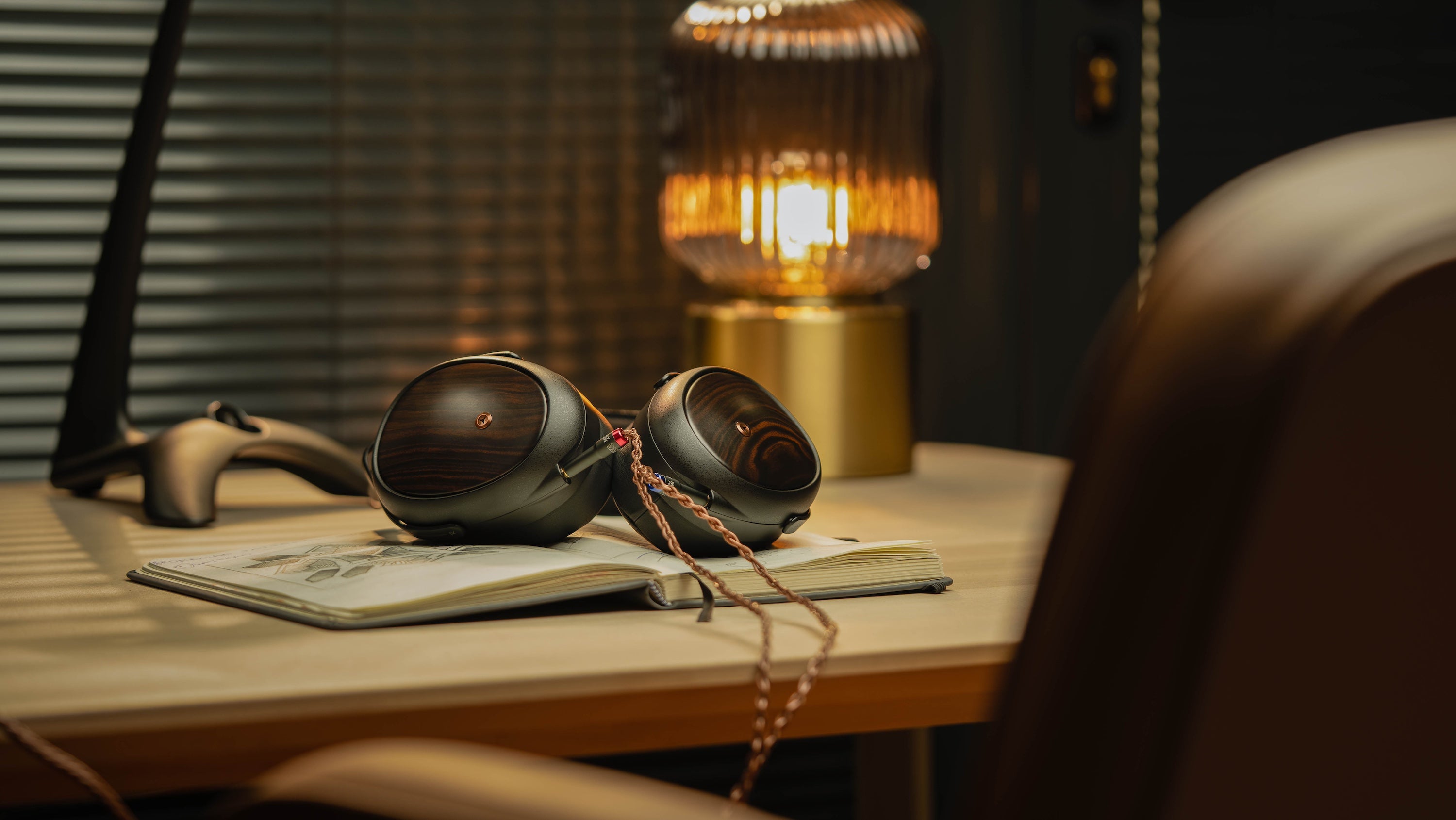 Apos Audio Meze Audio Headphone Meze LIRIC II Closed-Back Planar Magnetic Headphone