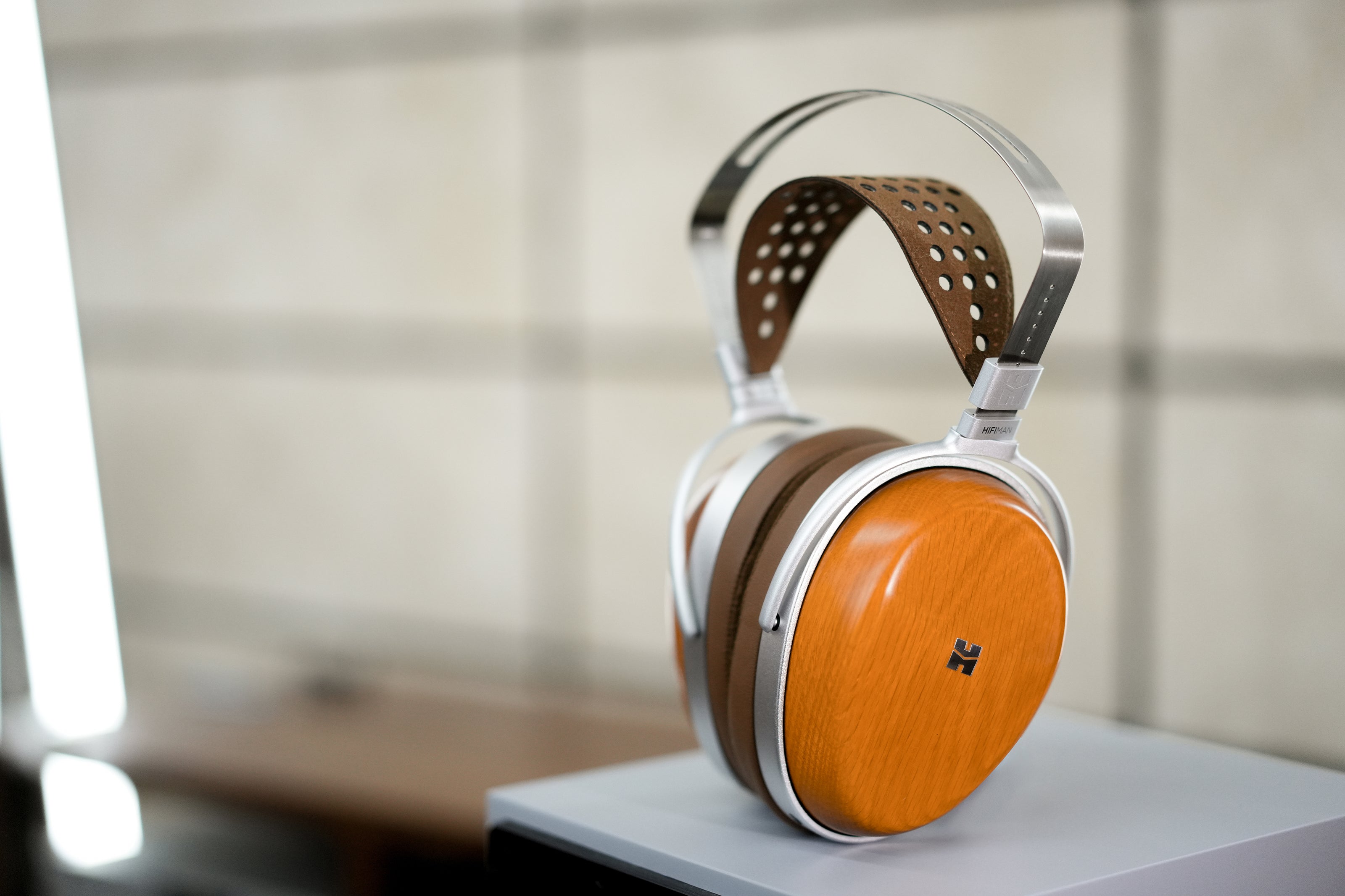 Apos Audio HIFIMAN Headphone HIFIMAN Audivina Closed-Back Planar Magnetic Headphones