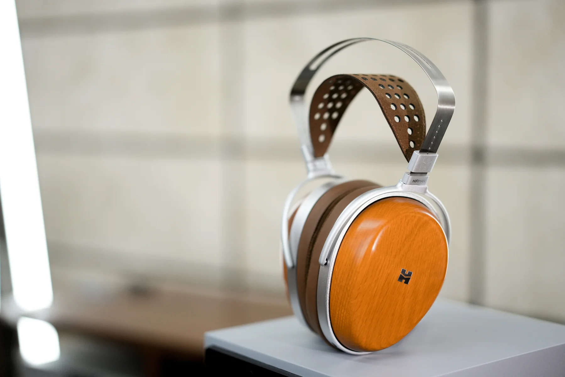 AUDIVINA: HIFIMAN's Closed-Back Headphone